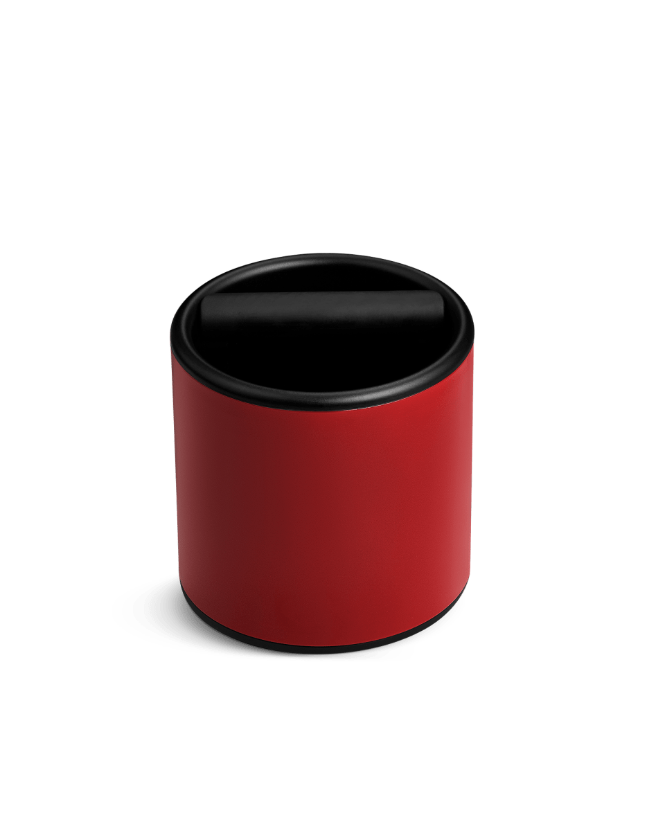 Fellow Espresso Knock Box i Cherry Red, kirsebærrød knockbox med sort kant og bankestang