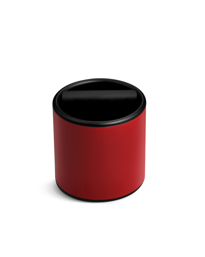 Fellow Espresso Knock Box i Cherry Red, kirsebærrød knockbox med sort kant og bankestang