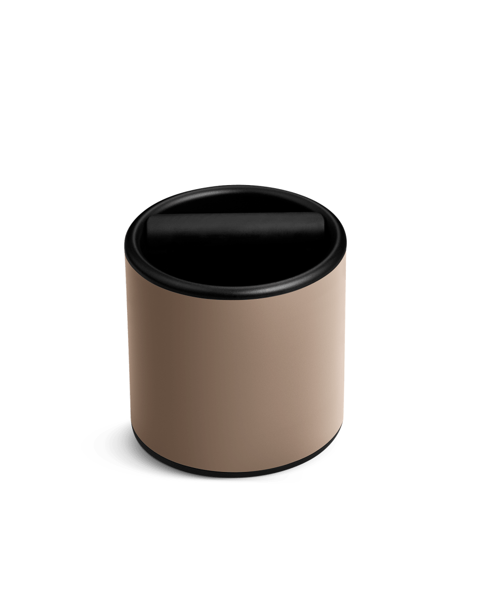 Fellow Espresso Knock Box i Malted Chocolate, chokoladebrun knockbox med sort kant og bankestang