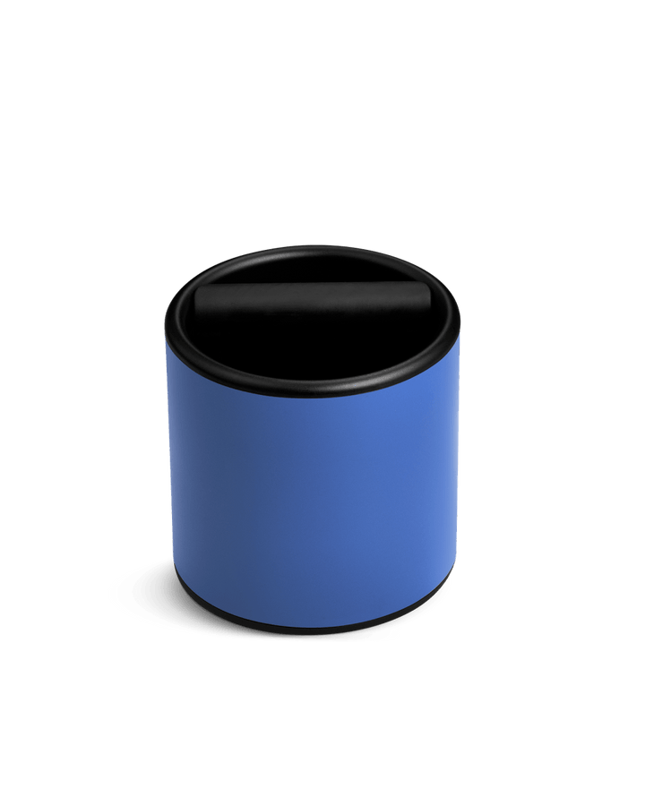 Fellow Espresso Knock Box i Marine Blue, klar blå knockbox med sort kant og bankestang