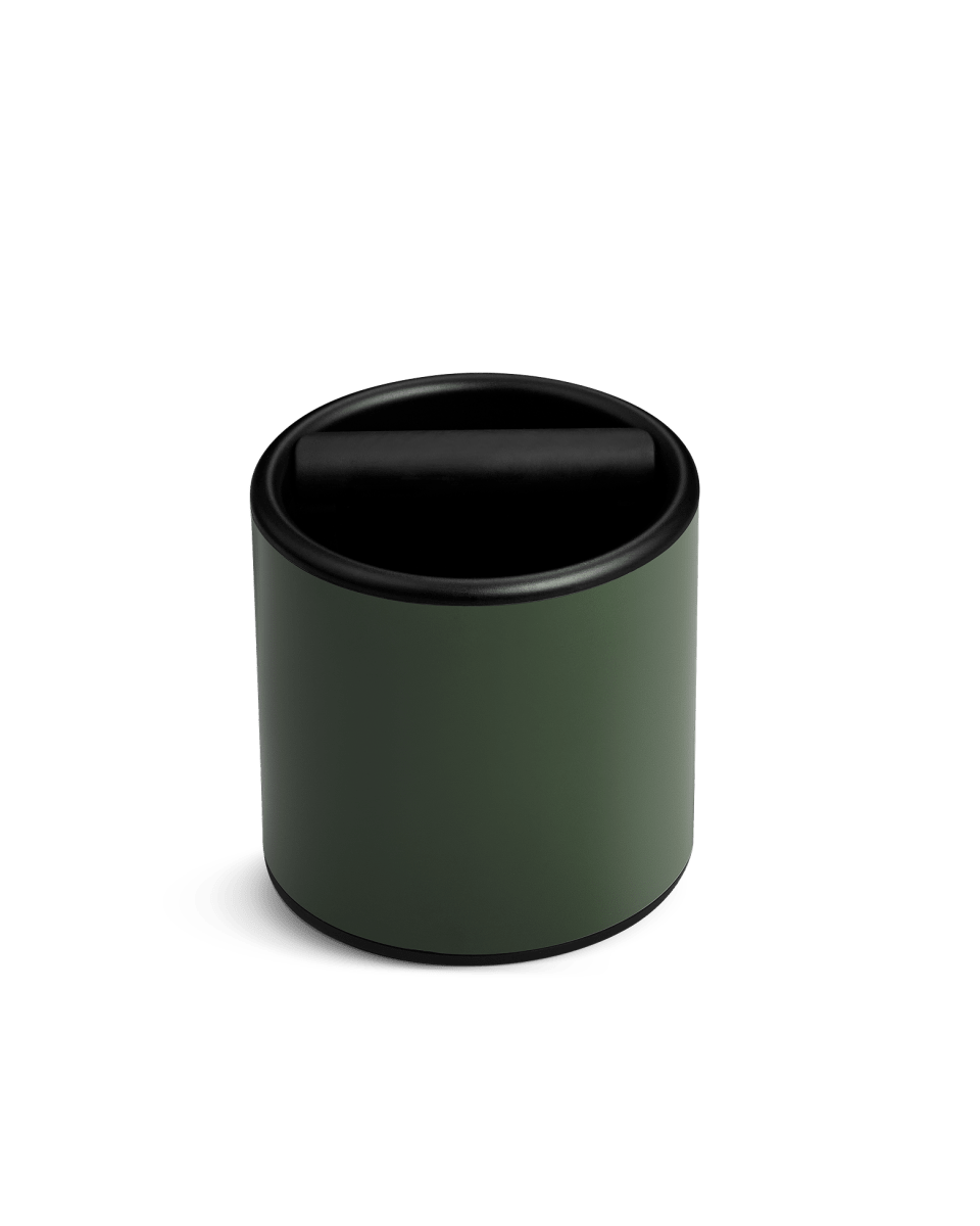 Fellow Espresso Knock Box i Woodland, skovgrøn bankeboks med sort kant og bankestang