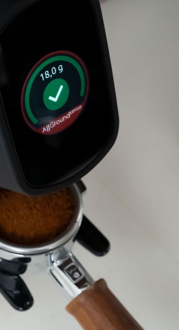 Portafilter på gaflen med indbygget vægt – dosen på 18 g bekræftes på skærmen
