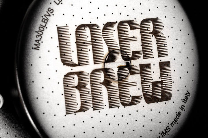 Nærbillede af laserperforeret IMS Laser Brew shower screen, lavet i Italien