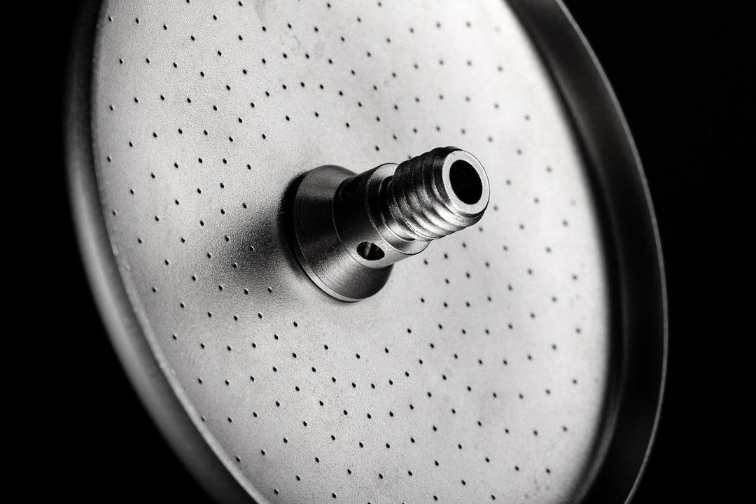 Laserperforeret front på en IMS Laser Brew shower screen med integreret skrue