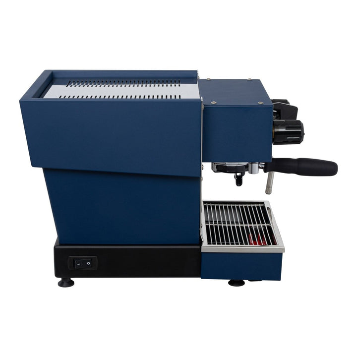 Venstre side af La Marzocco Linea Micra i blå, der viser den kompakte dybde