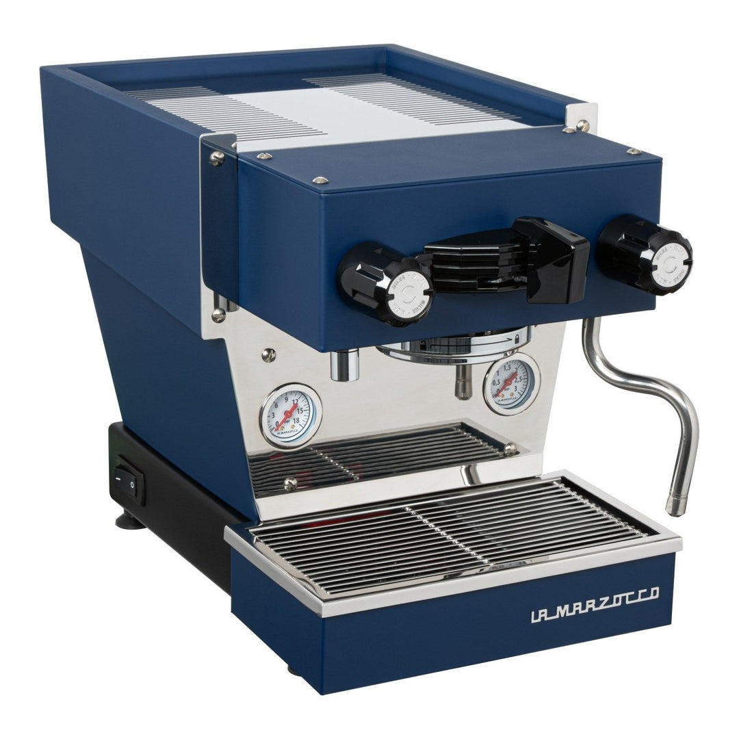 Blå La Marzocco Linea Micra set skråt forfra med portafilter monteret