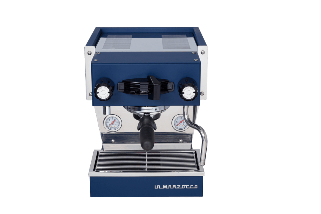 La Marzocco Linea Micra i blå, set forfra med portafilter