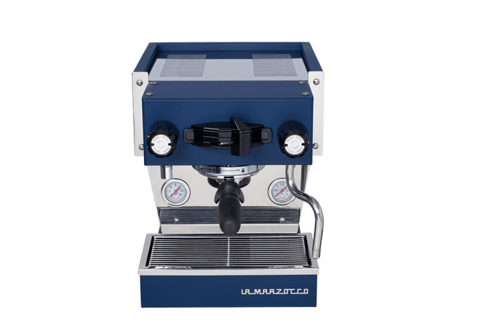 La Marzocco Linea Micra i blå, set forfra med portafilter