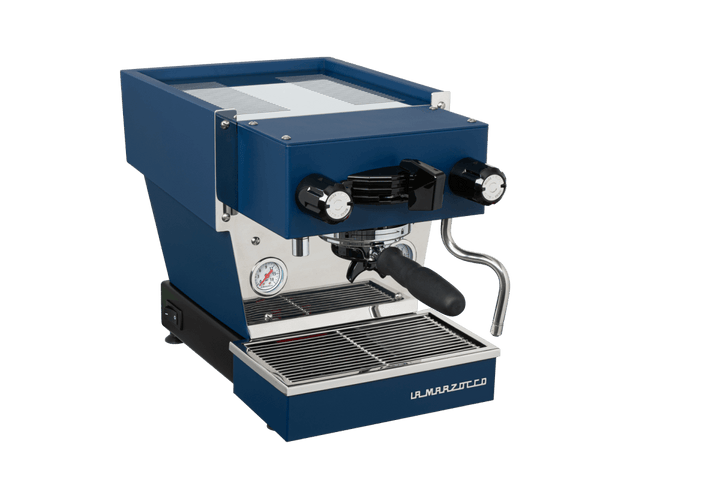 La Marzocco Linea Micra i blå, set skråt forfra