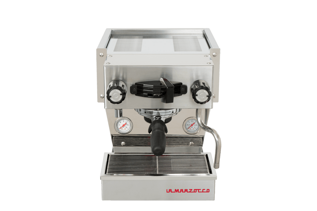 La Marzocco Linea Micra i børstet stål, set forfra med portafilter