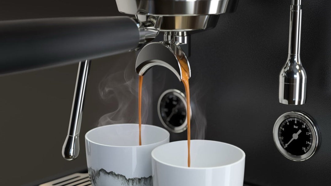 Dobbelt espresso løber fra Xenia ned i to kopper på den indbyggede vægt