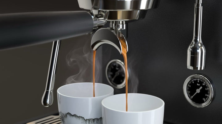 Dobbelt espresso løber fra Xenia ned i to kopper på den indbyggede vægt