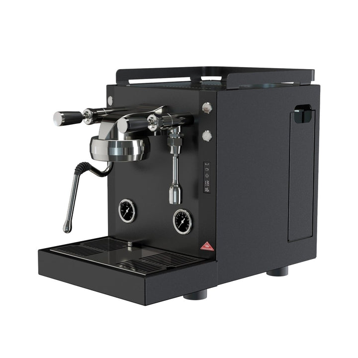 Mahlkönig Xenia Brew-by-Sync espressomaskine set skråt forfra