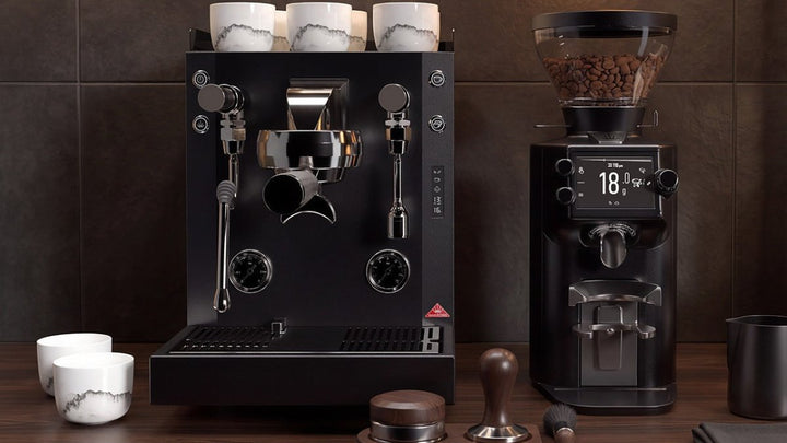 Mahlkönig Xenia Brew-by-Sync ved siden af Grind-by-Sync-kværnen E64 WS