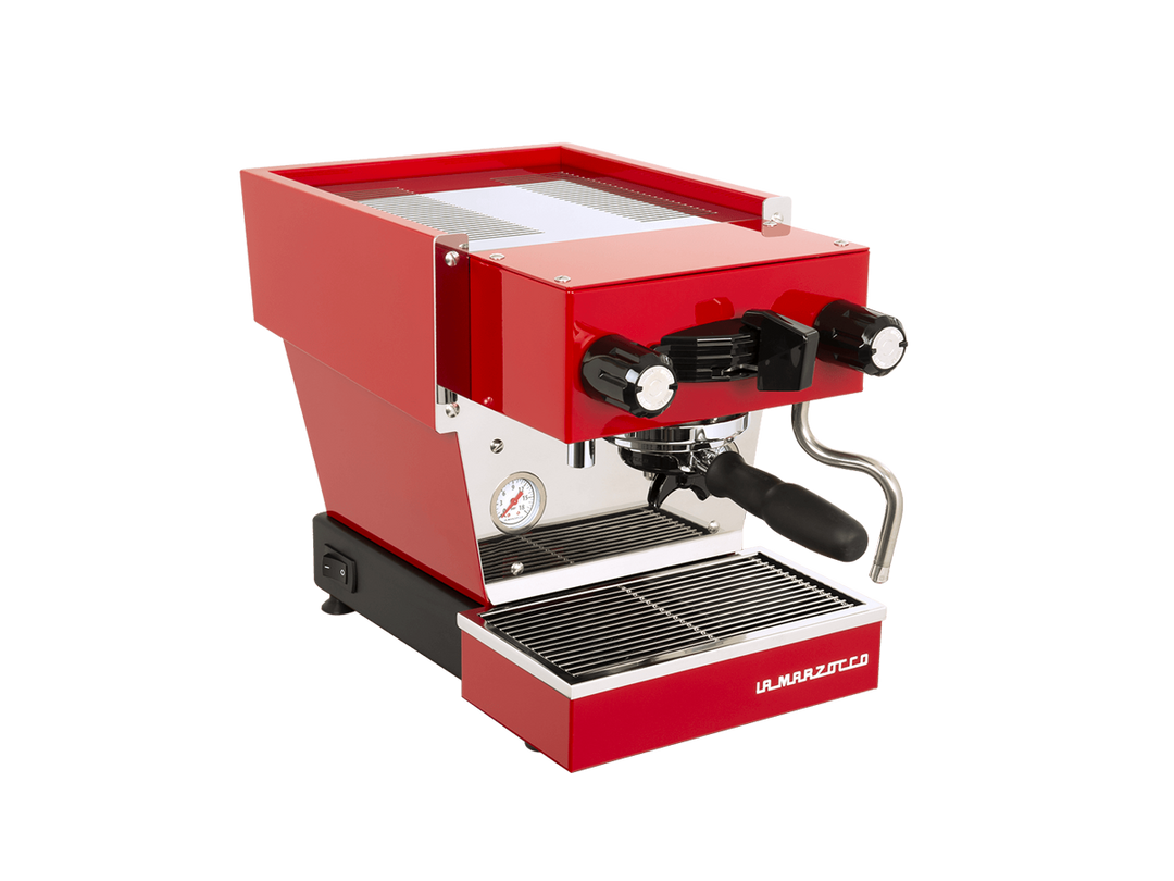 La Marzocco Linea Micra i rød, set skråt forfra