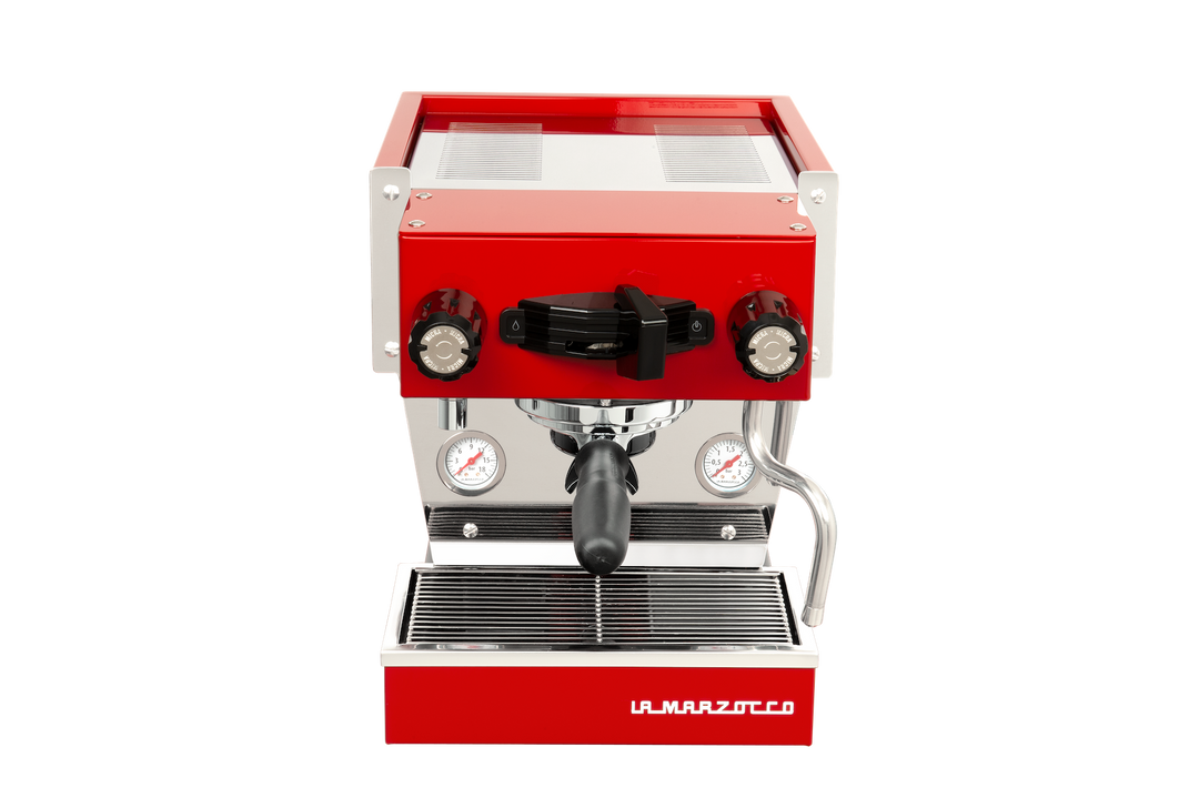 La Marzocco Linea Micra i rød, set forfra med portafilter