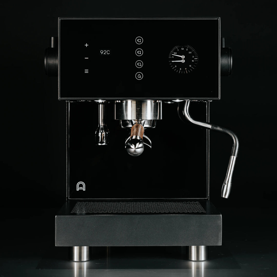Arkel Tide espressomaskine med dobbelt kedel i sort, set forfra
