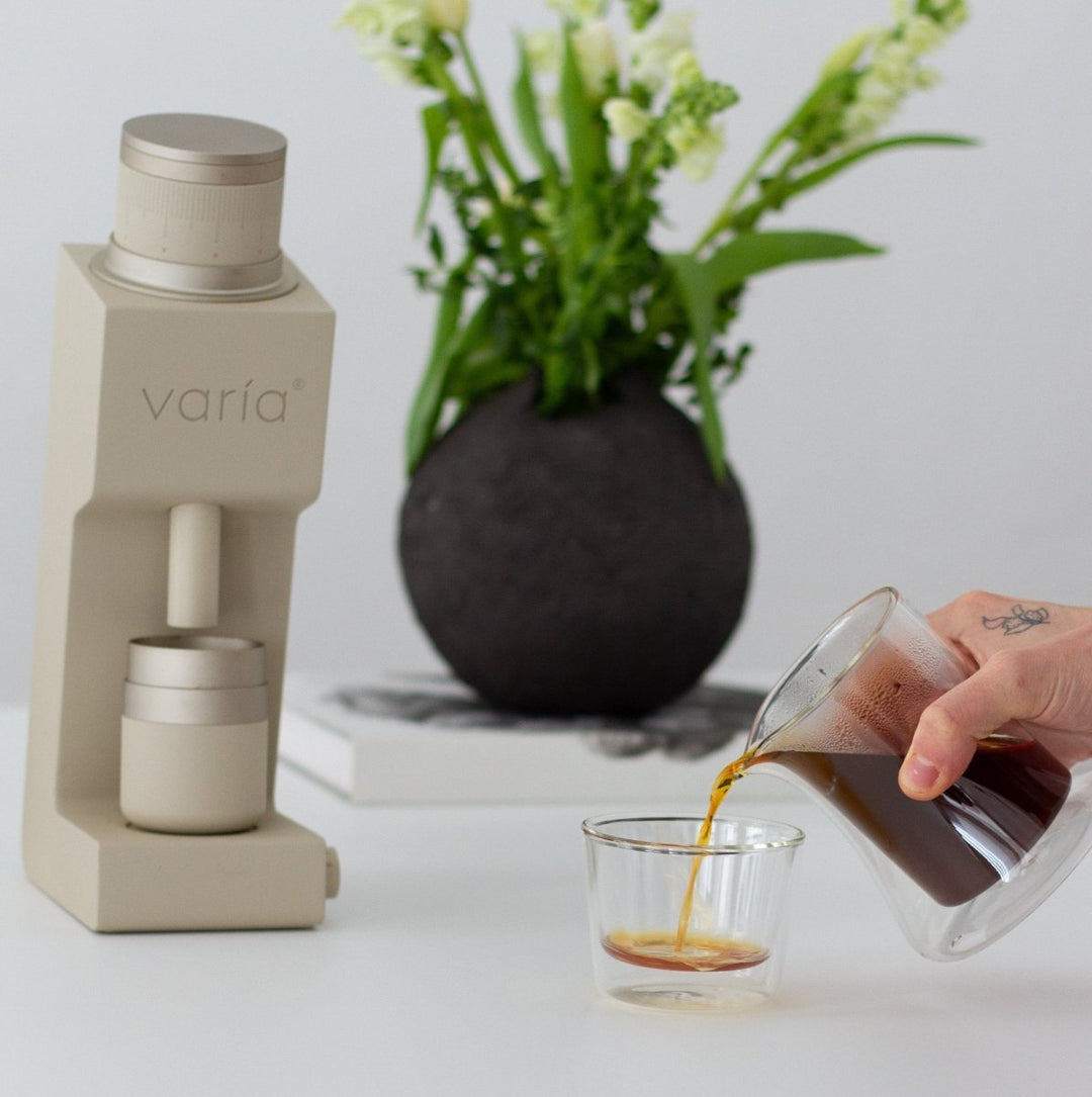 Kaffe skænkes ved siden af Varia VS4 i sand