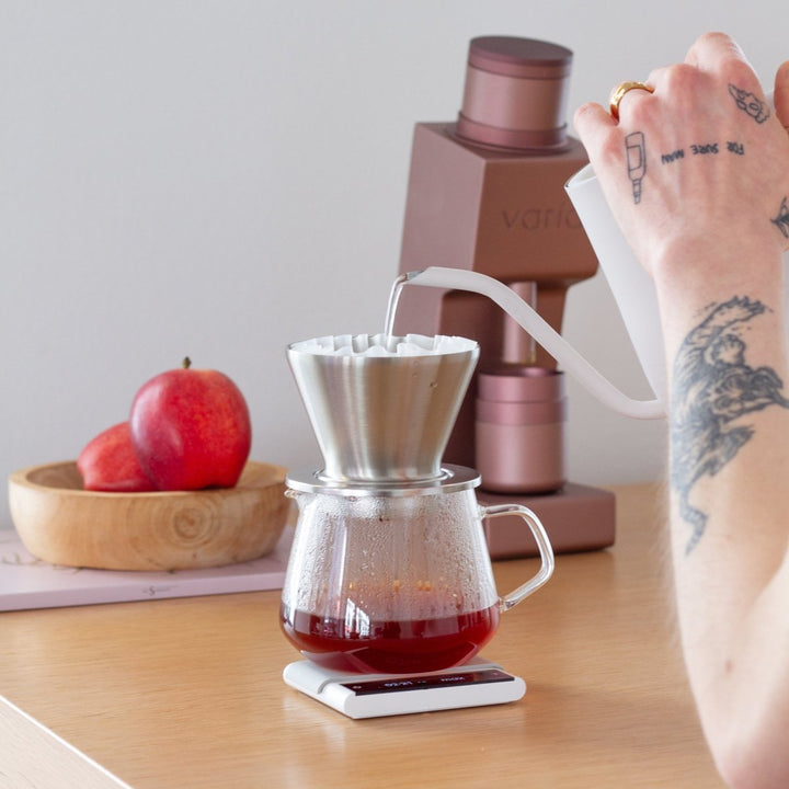 Pour over-brygning ved siden af Varia VS4 i rose