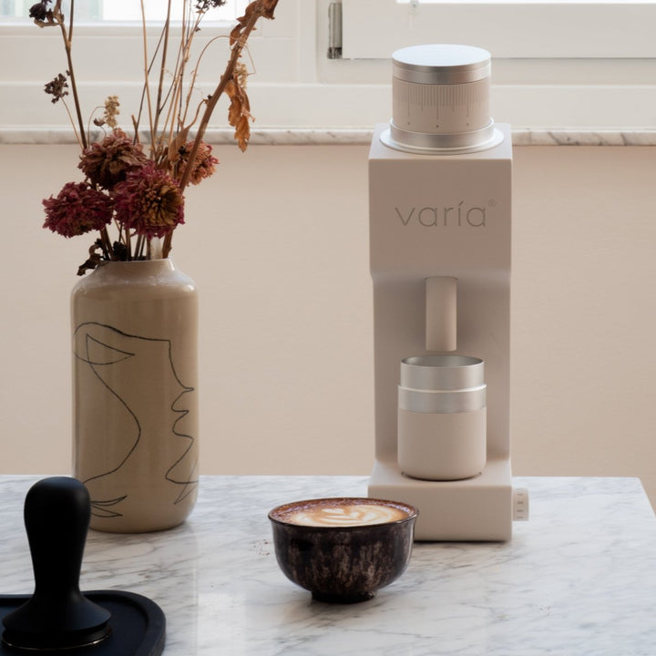Varia VS4 i hvid med en kop kaffe