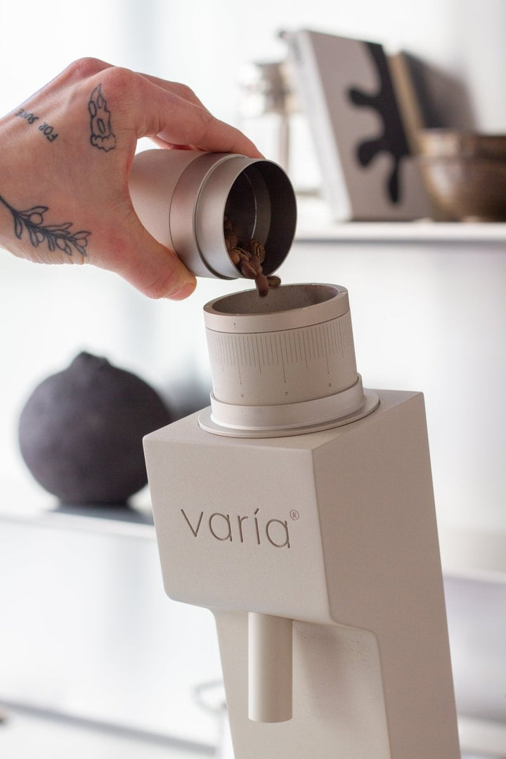 Doseringskoppen tages fra Varia VS4 i sand