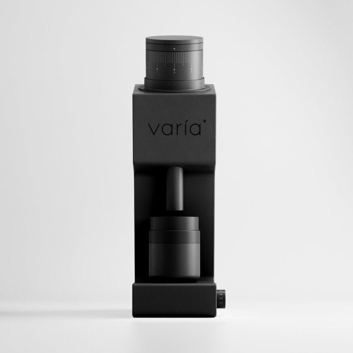 Varia VS4 i sort set skråt forfra