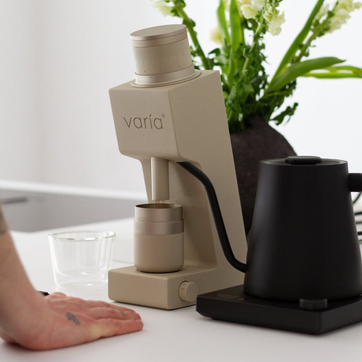 Varia VS4 i sand på køkkenbordet ved siden af en kedel